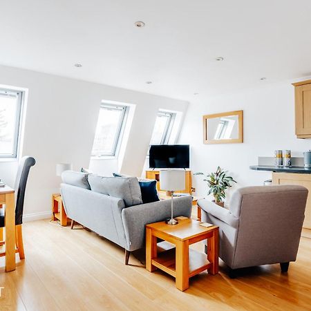 Central 3 Bed Apartment At Regents Court, Newbury Newbury  Eksteriør billede