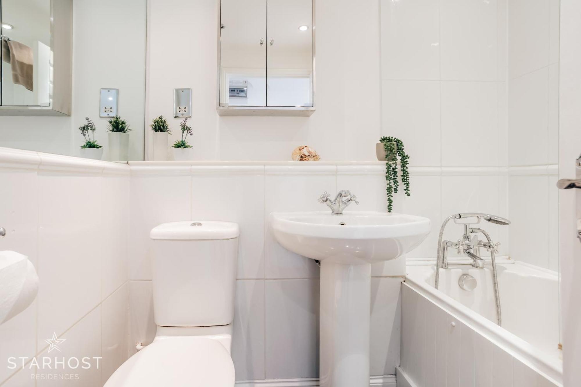 Central 3 Bed Apartment At Regents Court, Newbury Newbury  Eksteriør billede