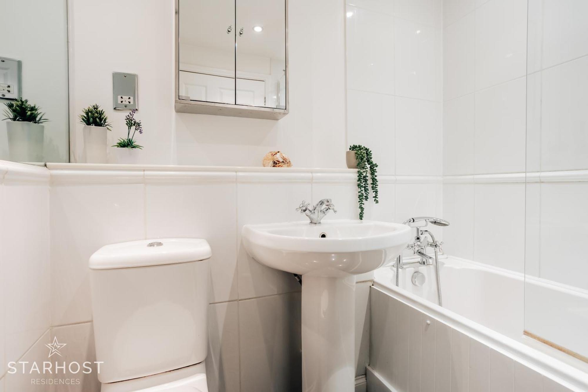 Central 3 Bed Apartment At Regents Court, Newbury Newbury  Eksteriør billede